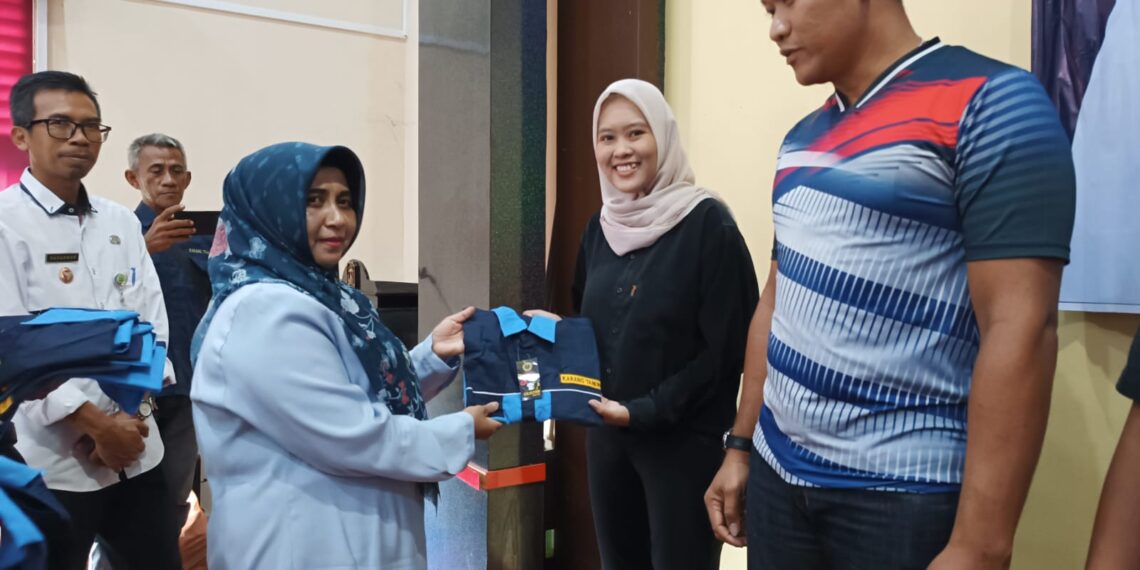 Silaturahmi Bersama Karang Taruna, Rahma Serahkan Bantuan Seragam