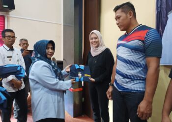 Silaturahmi Bersama Karang Taruna, Rahma Serahkan Bantuan Seragam