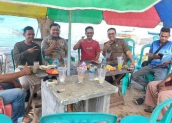 Foto : Wakil Ketua II Dewan Perwakilan Rakyat Daerah (DPRD) Kabupaten Natuna, Jarmin Sidik, terlihat sedang duduk santai sambil menikmati kopi dan camilan di Pantai Piwang, Kelurahan Ranai, Kecamatan Bunguran Timur, pada Jum’at (14/07/2023) sore.