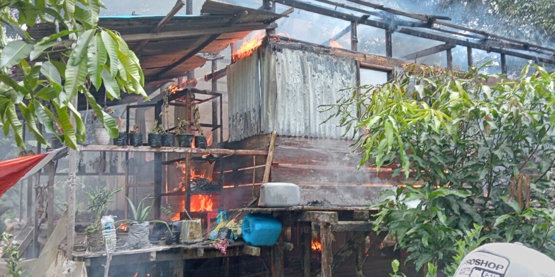 Satu Rumah Warga Desa Ulu Maras Dilalap Sijago Merah, Camat Jemaja Timur : Kita Berikan Tempat Tinggal Sementara Kepada Korban