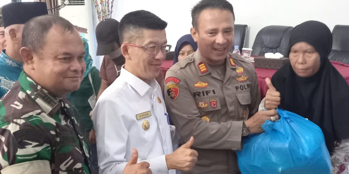 Pemko Bersama Baznas Tanjungpinang Bagikan 51 Sembako