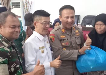 Pemko Bersama Baznas Tanjungpinang Bagikan 51 Sembako