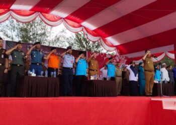Penghormatan pengibaran Bendera Merah Putih oleh Inspektur Upacara dan di ikuti seluruh peserta upacara