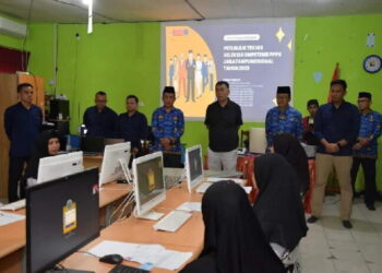 Bupati Natuna Wan Siswandi memantau tes calon Pegawai Pemerintah dengan Perjanjian Kerja (PPPK) di Sekolah Menengah Atas (SMU) Negeri 1, Jalan Pramuka, Kecamatan Bunguran Timur