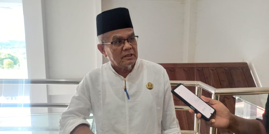Kepala Dinas Ketenagakerjaan dan Transmigrasi Kabupaten Natuna H Hussyaini saat melakukan rapat kerjas bersama Dewan Pengupahan Kabupaten Natuna