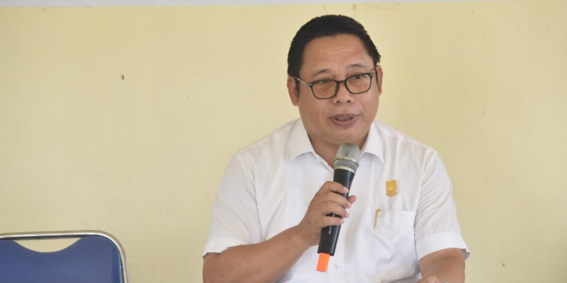 Ketua DPRD Kabupaten Natuna, Daeng Amhar, SE., MM saat memberikan sambutannya pada kegiatan Reses ke-III Tahun Anggaran 2023 di daerah pemilihannya Dapil I Natuna