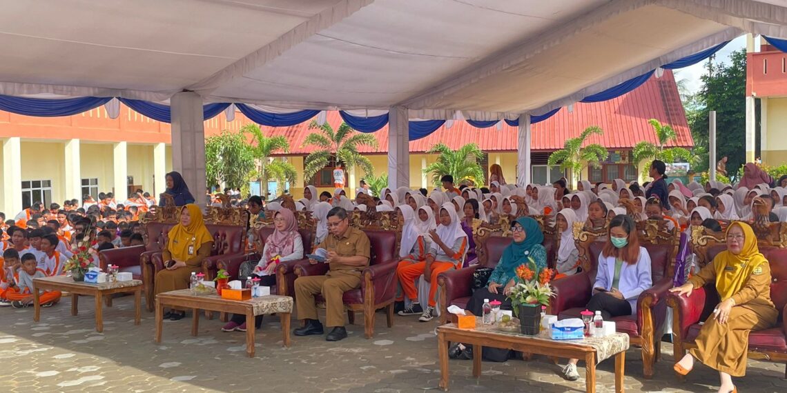 Staf Ahli Bidang Pemerintahan, Hukum, dan Politik Pemerintah Kota Tajungpinang, Teguh Ahmad Syafari saat menghadiri kegiatan Aksi Bergizi Pemberian Tablet Tambah Darah bagi Remaja Putri di SMP Negeri 16 Tanjungpinang, Kepulauan Riau (Kepri)