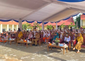 Staf Ahli Bidang Pemerintahan, Hukum, dan Politik Pemerintah Kota Tajungpinang, Teguh Ahmad Syafari saat menghadiri kegiatan Aksi Bergizi Pemberian Tablet Tambah Darah bagi Remaja Putri di SMP Negeri 16 Tanjungpinang, Kepulauan Riau (Kepri)