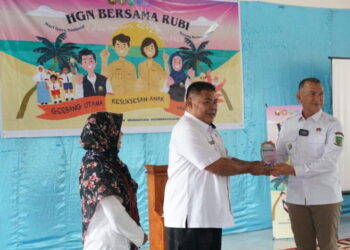 Wakil Bupati Natuna Rodhial Huda menyerahkan cenderamata pada peringatan Hari Guru Nasional di Kecamatan Pulau Panjang yang di terima langsung oleh Camat Pulau Panjang