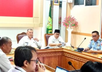 Wakil Ketua I DPRD Natuna Daeng Ganda Rahmatullah dampingi Wakil Bupati Natuna Rhodial Huda bahas masalah telekomunikasi di Natuna bersama rombongan Kemenkopolhukam