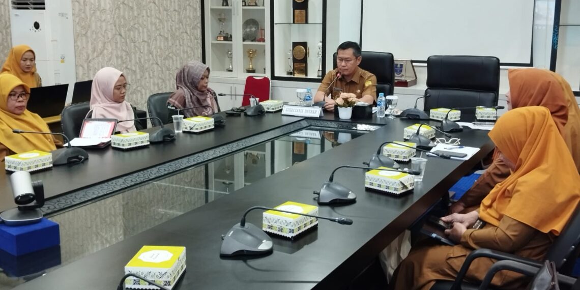 Sekretaris Daerah Kota Tanjungpinang, Zulhidayat, S.Hut, saat memimpin rapat sosialisasi pedoman pelaksanaan survey kepuasan masyarakat di lingkungan OPD Kota Tanjungpinang terutama yang terkait dengan pelayanan masyarakat yang dilaksanakan oleh Pemerintah Kota Tanjungpinang bersama BPS Kota Tanjungpinang