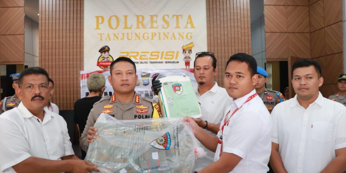 Polresta Tanjungpinang Limpahkan Tersangka dan BB Kasus Korupsi Proyek Pembangunan Pelabuhan Dompak