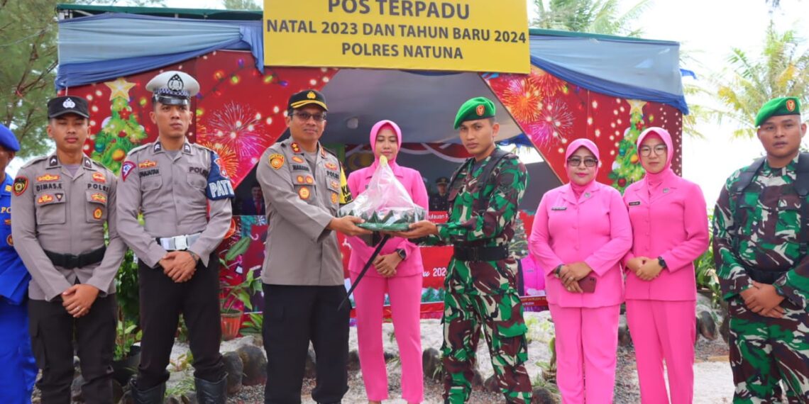 Kapolres Natuna bersama Ketua Bhayangkari Natuna, Tinjau Pos Beri Semangat dan Bingkisan