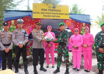 Kapolres Natuna bersama Ketua Bhayangkari Natuna, Tinjau Pos Beri Semangat dan Bingkisan