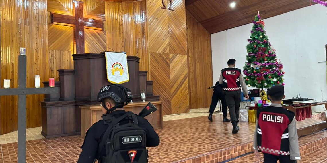 Subsatgas Tindak Brimob Bersama Satsamapta Polres Natuna Lakukan Sterilisasi Gereja Peringatan Natal