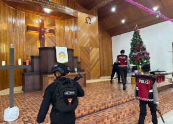 Subsatgas Tindak Brimob Bersama Satsamapta Polres Natuna Lakukan Sterilisasi Gereja Peringatan Natal