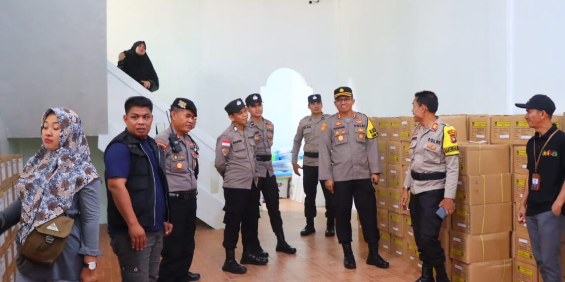 Kapolres Natuna, Cek Matlog Pemilu di Gudang Logistik KPU Natuna