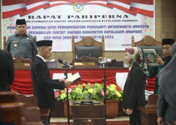 Wakil Ketua I DPRD Anambas Syamsil Umri Resmi Lantik Aniza Sebagai PAW Anggota DPRD