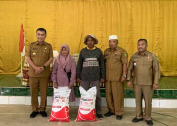 Serahkan Bantuan Pupuk di Batubi, Bupati Natuna : Upaya Perbaikan Ekonomi Masyarakat