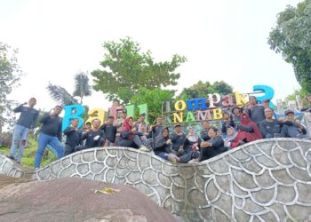 Ikon Wisata Batu Tompak Tiga Perlu Sentuhan, Tim Jum’at Berlian Kelurahan Tarempa Lakukan Goro