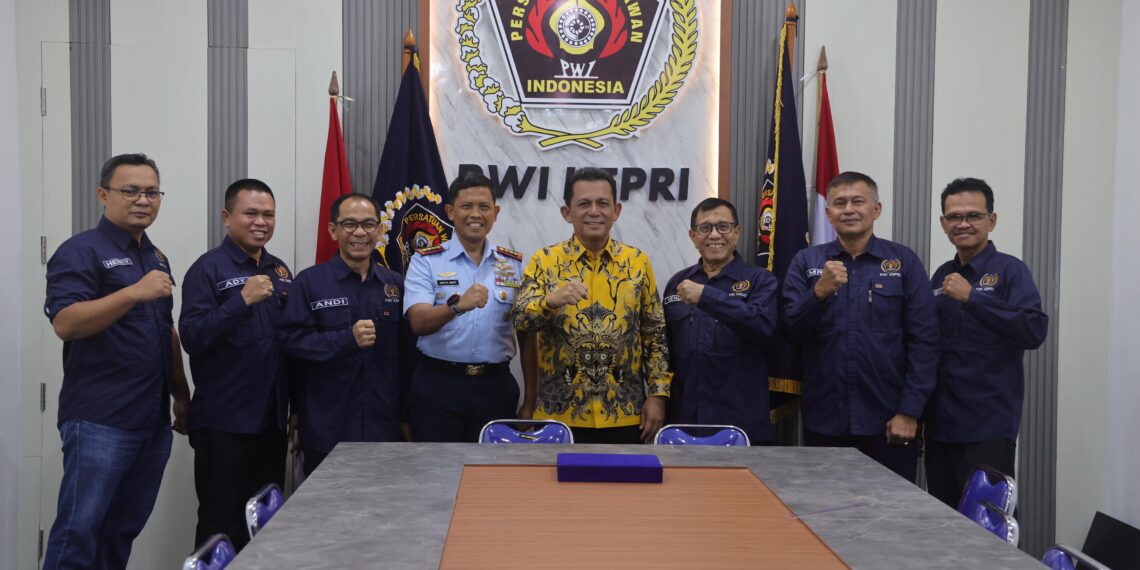 Hadir di Acara Pelantikan PWI, DK dan IKWI Kepri, Gubernur Ansar Puji Kekompakan PWI Kepri
