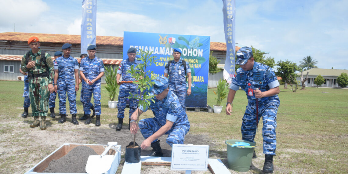 Dukung Penghijauan di Natuna, Kasau Didampingi Danlanud Raden Sadjad Tanam Pohon Sawo dan Pohon Nyamplung