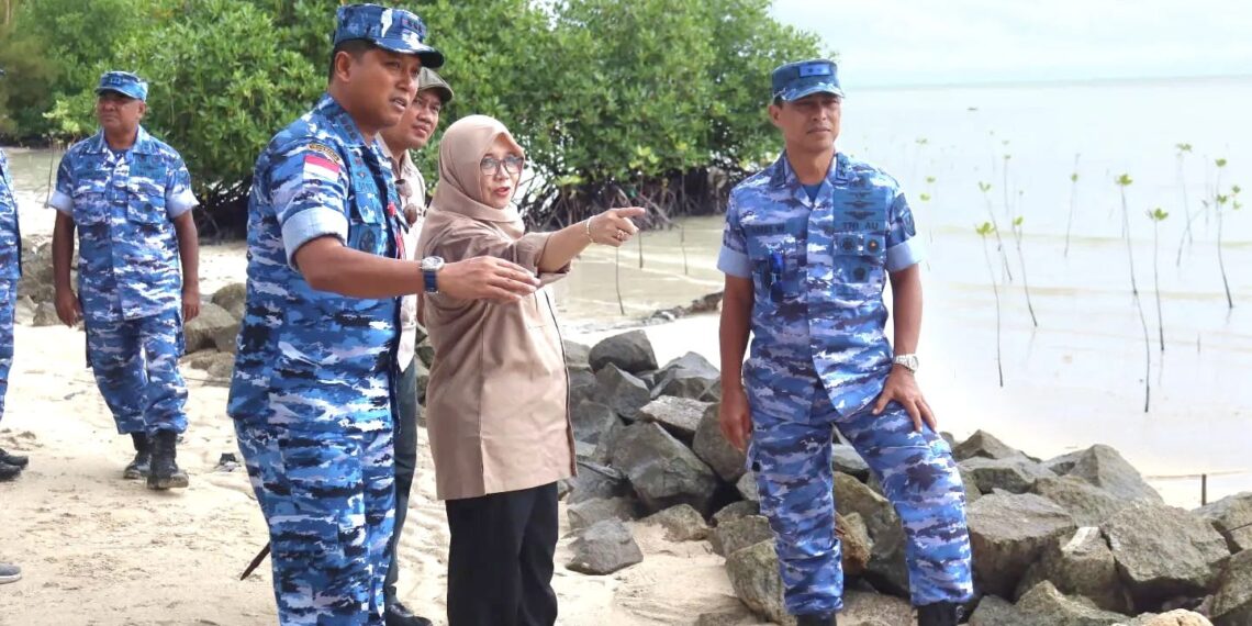 Aspotdirga Kasau Tanam Pohon dan Tinjau Konservasi Mangrove Untuk Cegah Abrasi di Lanud Raden Sadjad Natuna