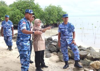 Aspotdirga Kasau Tanam Pohon dan Tinjau Konservasi Mangrove Untuk Cegah Abrasi di Lanud Raden Sadjad Natuna