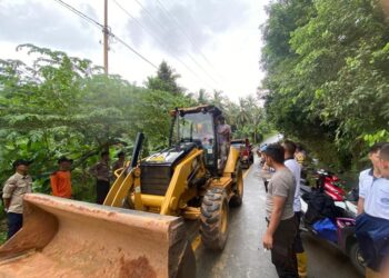 Respon Cepat, Polsek Palmatak Datangi Lokasi Tanah Longsor Di jalan Desa Matak