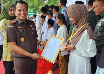 Apresiasi Mensos RI Program Sosial, Kejati Kepri dan Kejari Batam Memberikan 122 Kartu Identitas Anak Asuh dan Akte Kelahiran