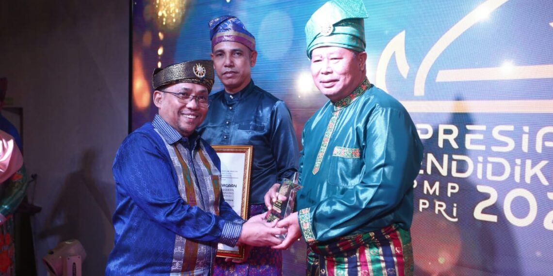 Pemda Anambas Raih Juara Umum Pada Malam Apresiasi Pendidikan Tahun 2023 dari Kemendikbud RI