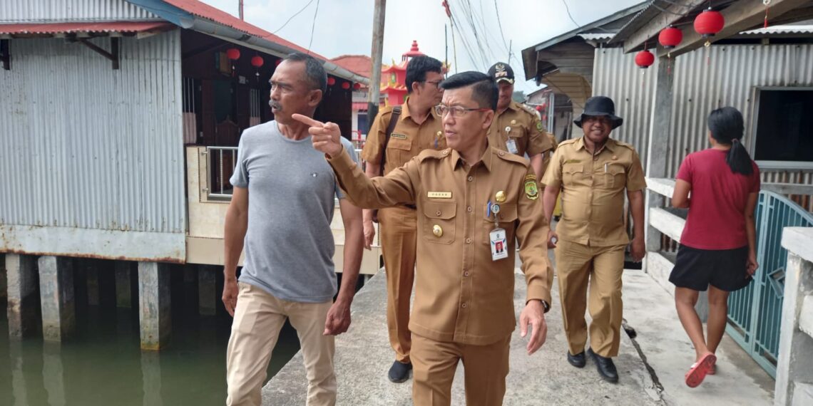 Pj Walikota Tanjungpinang Hasan Tinjau Pelantar dan Rumah Tidak Layak Huni di Senggarang