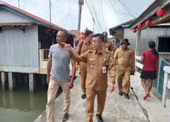 Pj Walikota Tanjungpinang Hasan Tinjau Pelantar dan Rumah Tidak Layak Huni di Senggarang