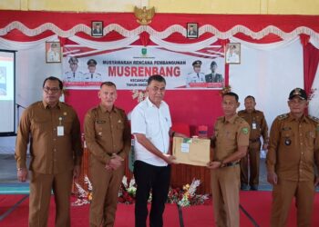 Bupati Natuna Serahkan Kartu BPJS Ketenagakerjaan Kepada 89 Nelayan Midai