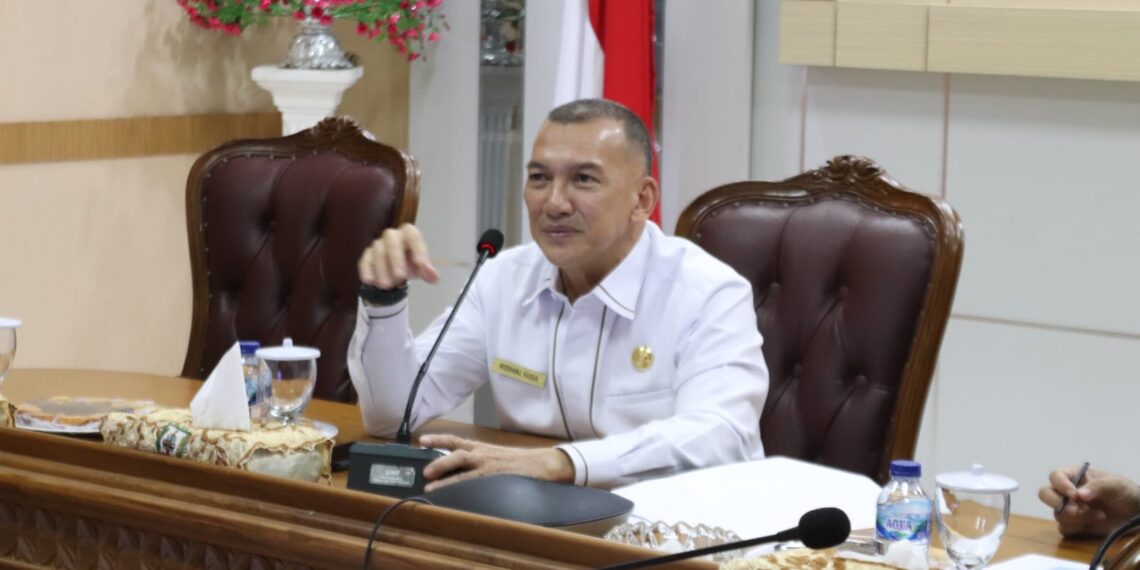 Wakil Bupati Natuna Rodhial Huda saat memimpin rapat bersama Badan Perencanaan, Penelitian dan Pengembangan Daerah (BP3D) Kabupaten Natuna dalam kegiatan Focus Group Discussion Review Kinerja Tahunan Percepatan Penurunan Stunting Kabupaten Natuna Tahun 2023 di Ruang Rapat Lantai ll Kantor Bupati Natun