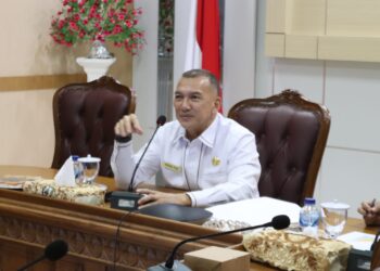 Wakil Bupati Natuna Rodhial Huda saat memimpin rapat bersama Badan Perencanaan, Penelitian dan Pengembangan Daerah (BP3D) Kabupaten Natuna dalam kegiatan Focus Group Discussion Review Kinerja Tahunan Percepatan Penurunan Stunting Kabupaten Natuna Tahun 2023 di Ruang Rapat Lantai ll Kantor Bupati Natun