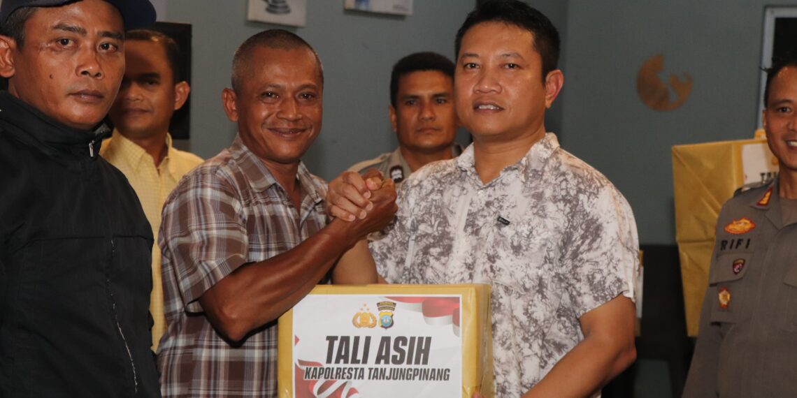 Ngobrol Bareng dan Tali Asih, Kapolresta Humoris dan Humanis Bersama Masyarakat Kecamatan Tanjungpinang Timur