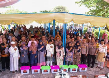 Wakapolri Komjen Pol Agus Andrianto Kunjungi Pulau Penyengat, Serahkan Sembako dan Apresiasi Revitalisasi