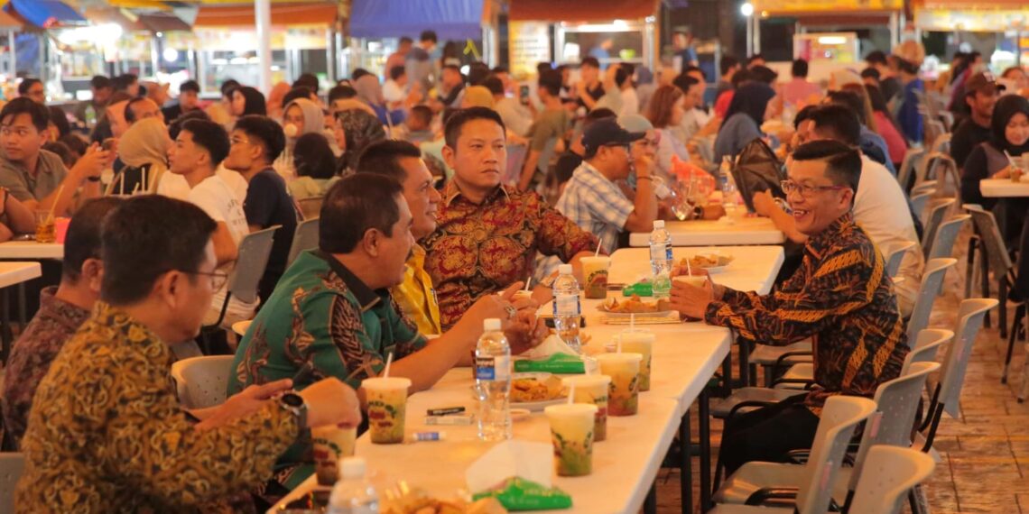 Wakapolri Komjen Pol Agus Nikmati Es Cendol dan Otak-otak Goreng di Akau Potong Lembu