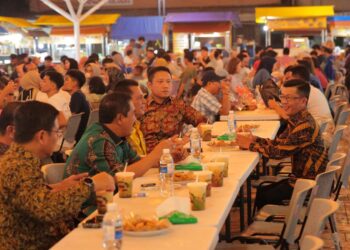 Wakapolri Komjen Pol Agus Nikmati Es Cendol dan Otak-otak Goreng di Akau Potong Lembu