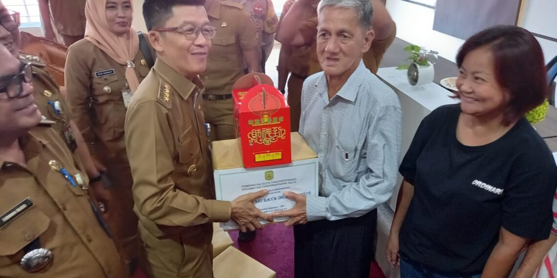 Pj Walikota Tanjungpinang Hasan, Berikan kepada 35 Orang RT dan RW Bingkisan Imlek