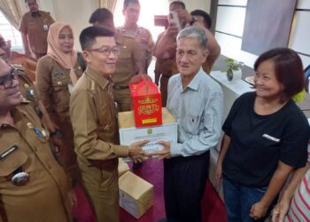 Pj Walikota Tanjungpinang Hasan, Berikan kepada 35 Orang RT dan RW Bingkisan Imlek