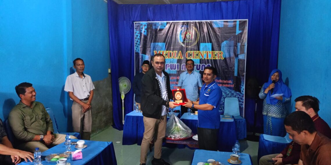 Syukuran HPN 2024, Kajari Natuna Hadiahkan Plakat Penghargaan Kepada PWI Natuna