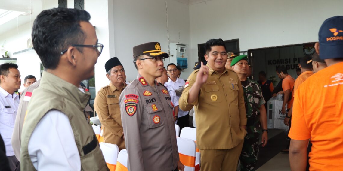 Kapolres Bintan Bersama dengan FKPD dan Ketua KPU Lepas Logistik Pemilu Ke PPK Se Kabupaten Bintan