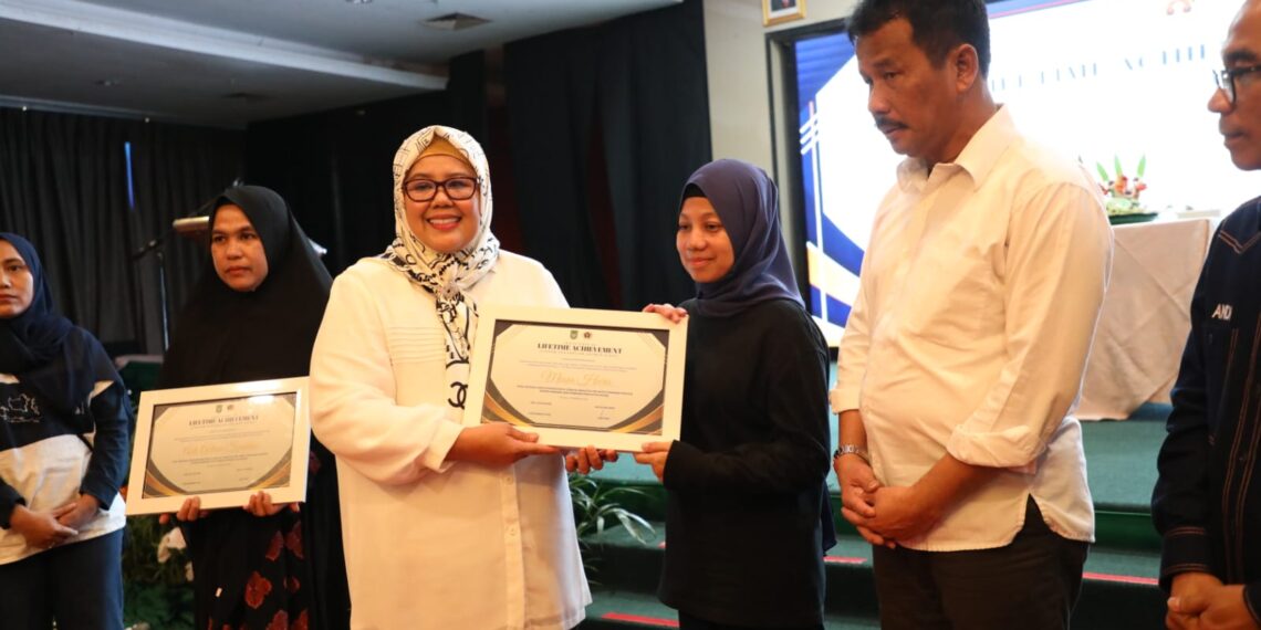 Wagub Marlin dan Wako Rudi Serahkan Penghargaan, Pada Anggota PWI Kepri yang Telah Meninggal Dunia