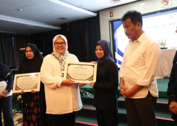 Wagub Marlin dan Wako Rudi Serahkan Penghargaan, Pada Anggota PWI Kepri yang Telah Meninggal Dunia