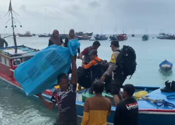 Personel Polres Bintan dan Polsek Tambelan Kawal Logistik Pemilu Tahap 1 untuk Desa Pulau Terluar Kecamatan Tambelan