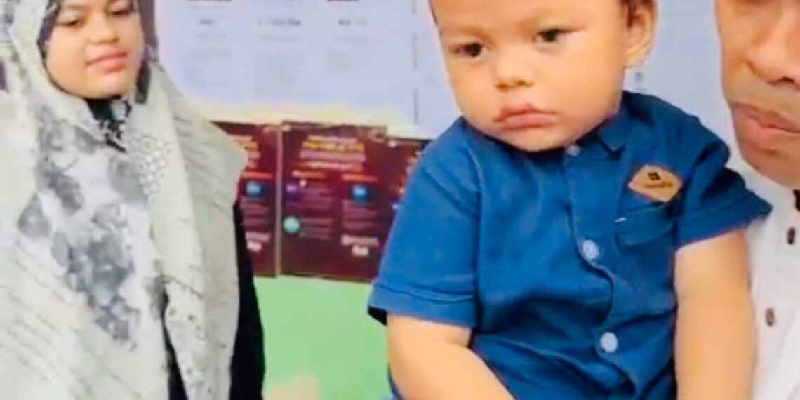 Ustad Abdul Somad dan Keluarga Nyoblos di TPS 11