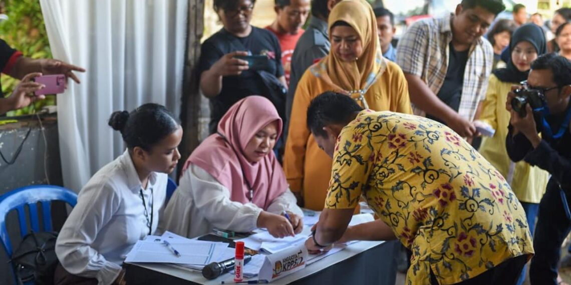 Gubernur Ansar Ahmad & Keluarga Menggunakan Hak Pilih di TPS 002 Tanjungpinang Timur