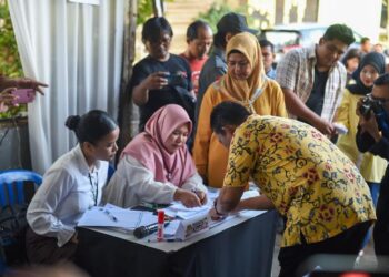 Gubernur Ansar Ahmad & Keluarga Menggunakan Hak Pilih di TPS 002 Tanjungpinang Timur